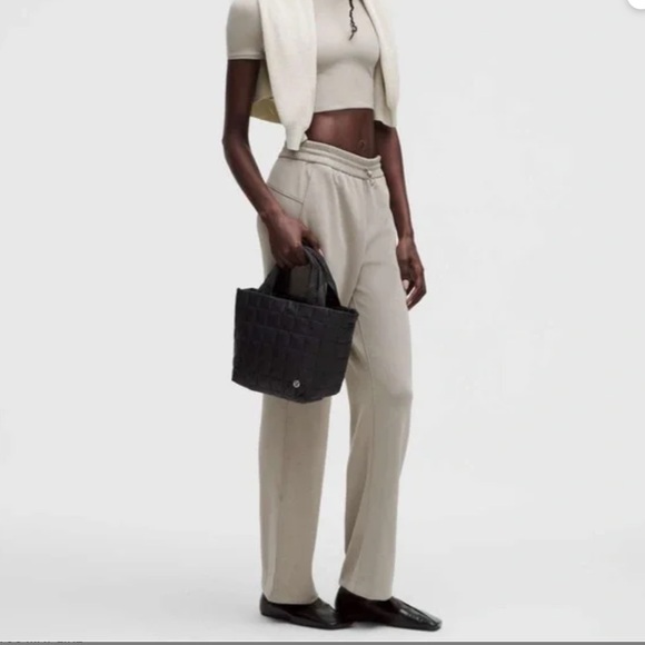 FIRM PRICE NWT LULULEMON QUILTED GRID TOTE BAG 5L - Picture 2 of 9